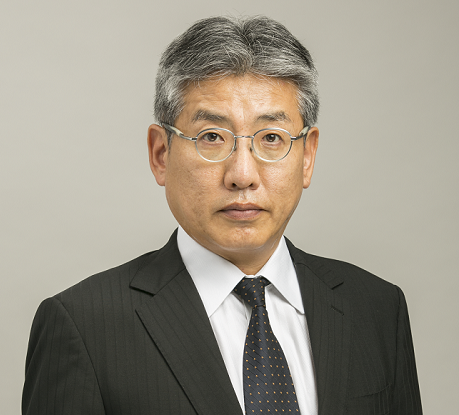 飯田社長トリミング.png